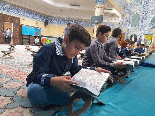 محفل انس با قرآن و تجلیل از نفرات برتر  مسابقات قرآنی در مسجد جامع خامس آل عبا در شهرستان ملارد