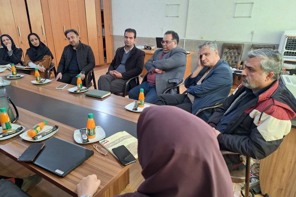 جلسه انجمن اولیا و مربیان و هیات امنا برای فردای دانش‌آموزان دبیرستان پویش شیراز 