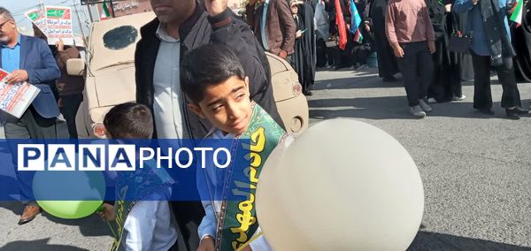 حضور دانش‌آموزان مدرسه نمونه دولتی علی ابن ابی طالب جیرفت در راهپیمایی یوم الله ۲۲ بهمن