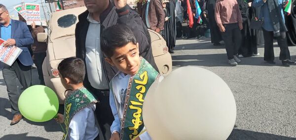 حضور دانش‌آموزان مدرسه نمونه دولتی علی ابن ابی طالب جیرفت در راهپیمایی یوم الله ۲۲ بهمن