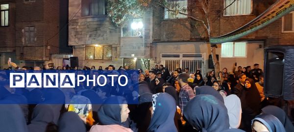 اجتماع مردم مشهدی مقابل خانه مادر شهید جمهور جهت ابراز همدردی