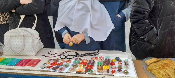 برپایی بازارچه فروش به‌مناسبت دهه فجر در مدرسه ربابه هاشمیان یزدی