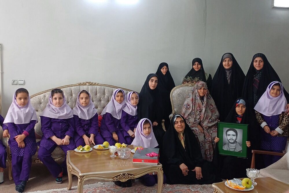 حضور فرمانده بسیج دانش‌آموزی در دبستان آزاده ناحیه 2 شهرری به‌مناسبت هفته بسیج دانش‌آموزی 