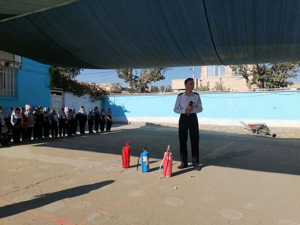 آموزش اطفاء حریق در مدرسه ناهید نخودی