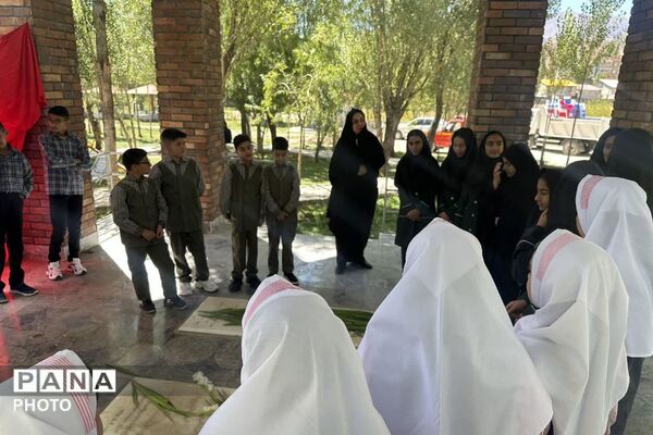 آیین «روایت ایستادگی» و گلباران مزار شهدای گمنام در شهر ارجمند 