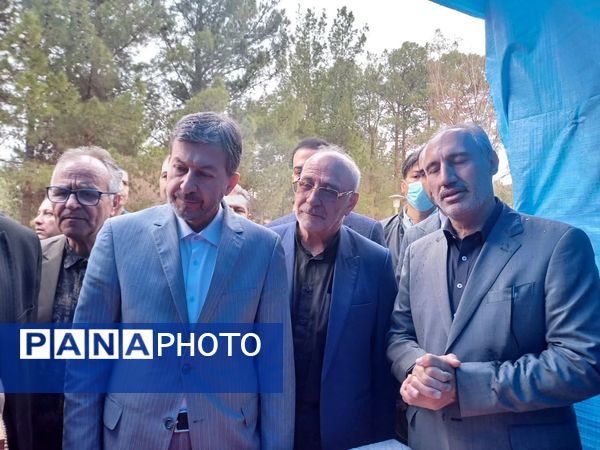 بازدید معاون رئیس جمهور و ریاست سازمان برنامه و بودجه کشور از مشاغل صنایع دستی و نان شهرستان برخوار در پارک آزادگان شهر حبیب آباد