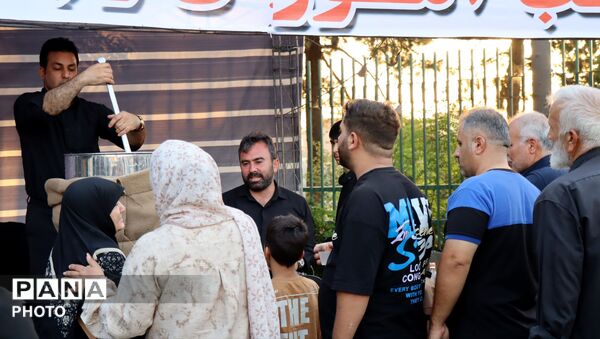 خدمت به زائران آقای شهید ایران 
