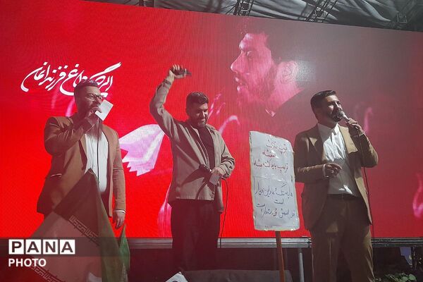 دختران «جان فدای ایران» در میدان امام خمینی(ره) ورامین 