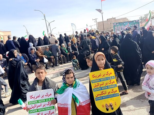 نسل آینده در راهپیمایی ۲۲ بهمن شهرستان کندر دیده شد