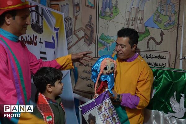  بازدید رئیس سازمان دانش‌آموزی شهرستانهای استان تهران از غرفه «با انرژی‌ها» در منطقه کهریزک