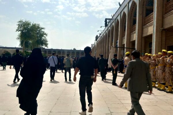 تشییع پیکر شهید دانش‌آموز در شاهچراغ(ع)
