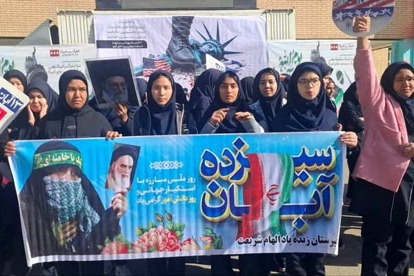 حضور پرشور دانش‌آموزان در راهپیمایی ۱۳آبان منطقه کهریزک 