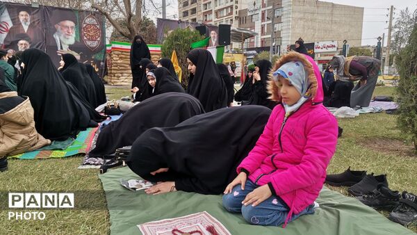  اقامه نماز ظهرِ روز طبیعت در جبهه خیابان