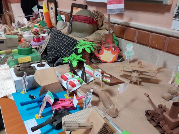 نمایشگاه دست‌سازه‌های آمادگی دفاعی دانش‌آموزان مدرسه حاج مهدی رسولی