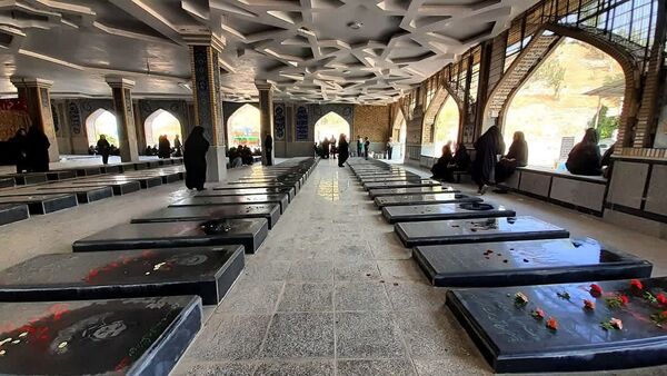حزن عاشورایی در گلزار شهدای سیدمحمد کازرون