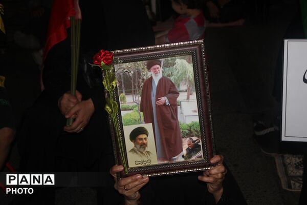 نگاهی به سیمای نورانی رهبر شهید در دست مردم