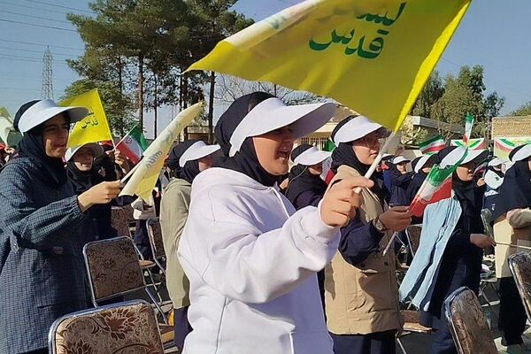 نواختن زنگ استکبارستیزی در دبیرستان ریحانه النبی باقرشهر 