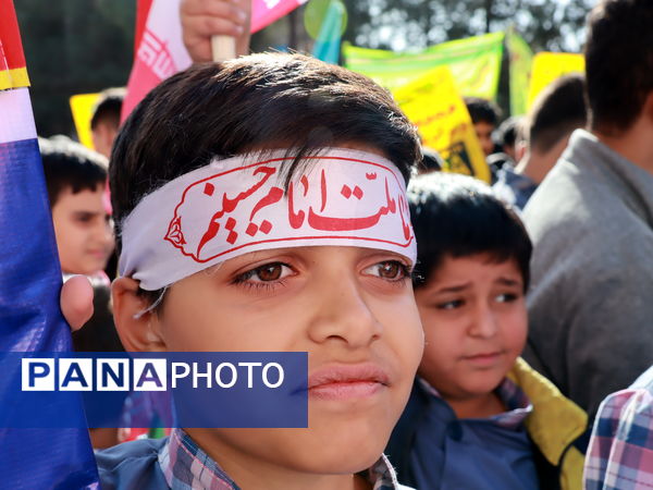 حضور افتخارآفرین دانش آموزان میبدی در تجمع یوم الله سیزده آبان 