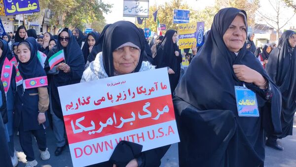 حضور پرشور نوجوانان و خانواده‌ها در سیزده آبان تجدید پیمان با انقلاب