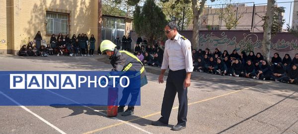  آموزش‌های اطفا حریق و نکات ایمنی در دبیرستان نمونه محبوبه محبی نیشابور  