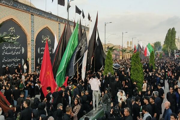 اقامه نماز ظهر عاشورا و آیین تعزیه‌خوانی در اردبیل 