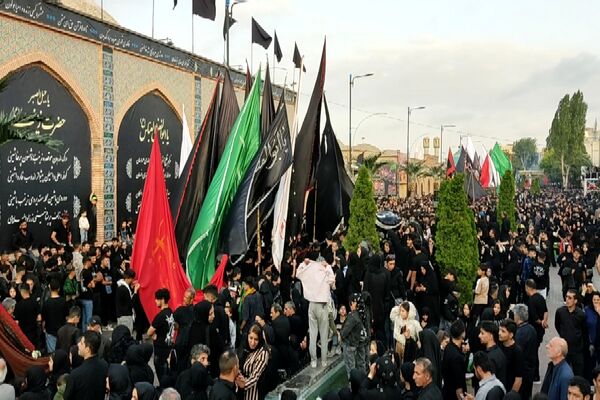 اقامه نماز ظهر عاشورا و آیین تعزیه‌خوانی در اردبیل 
