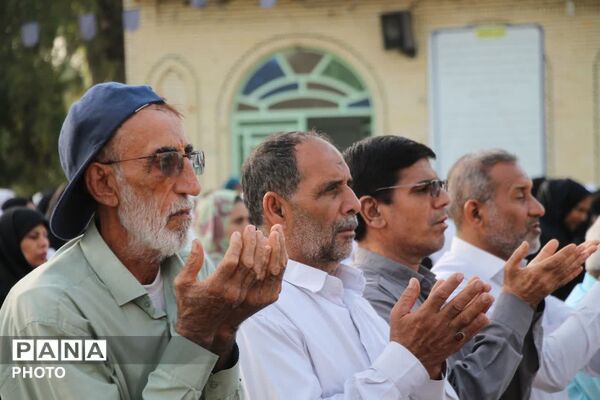 طنین نماز عید قربان در بقعه متبرک امامزاده شاه قطب‌الدین حیدر (ع) رودان