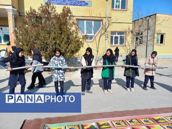 انجام بازی‌های گروهی دانش‌آموزان در مدرسه بهار آزادی