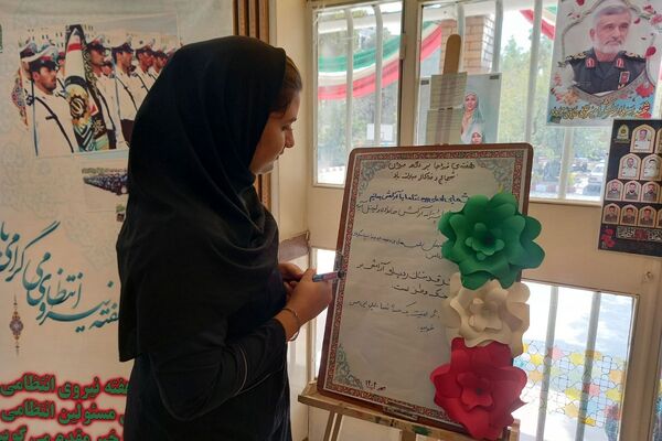 نواختن زنگ امنیت اجتماعی به مناسبت هفته نیروی انتظامی در هنرستان قدس ناحیه دو شهرری 