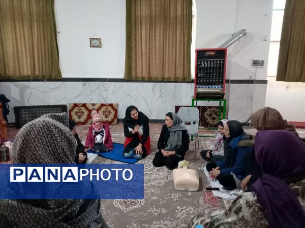 دوره‌ آموزشی‌ هلال‌احمر در پایگاه‌ بسیج مطهره شیروان