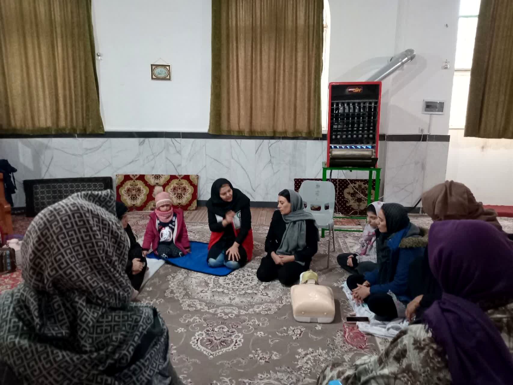 دوره‌ آموزشی‌ هلال‌احمر در پایگاه‌ بسیج مطهره شیروان