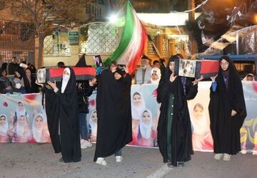 اجتماع عظیم مردم انقلابی شهرستان فیروزکوه در تشییع نمادین شهدای مدرسه شجره طیبه میناب