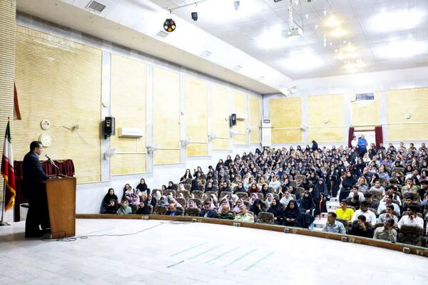 تجلیل از برگزیدگان دانش‌آموزی مسابقات فرهنگی و هنری جشنواره هما شهرستان دشتستان 