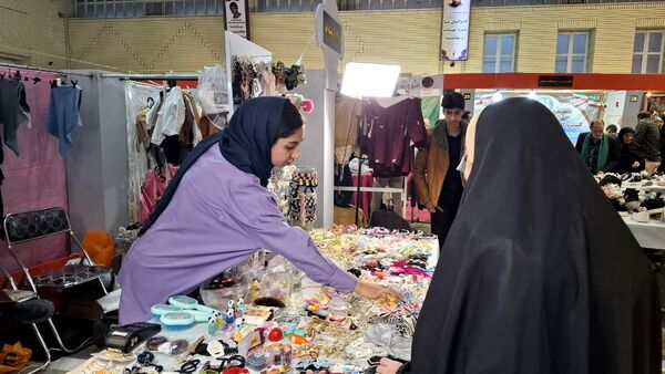 بازدید از غرفه‌های نمایشگاه اقتصاد مقاومتی در قم