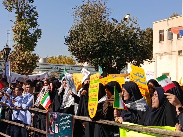 حضور دانش آموزان شیرازی درغرفه‌های فرهنگی راهپیمایی 13 آبان