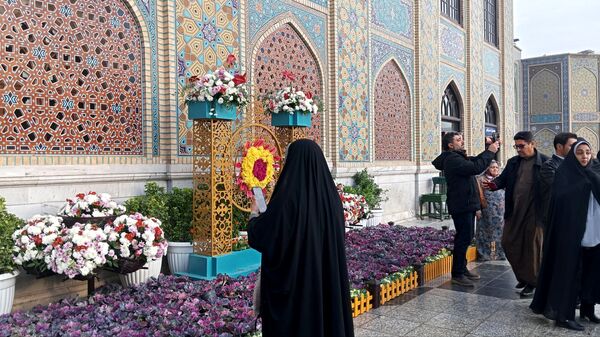 گل آرایی و چراغانی حرم رضوی 