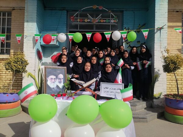  مراسم پیروزی انقلاب در مدرسه ناهید نخودی 
