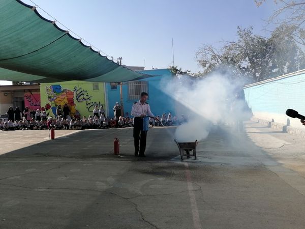 آموزش اطفاء حریق در مدرسه ناهید نخودی