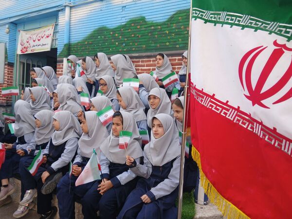 طنین شعارهای انقلابی در دبستان دخترانه میثاق به مناسبت ۱۳ آبان