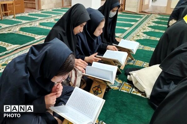محفل انس با قرآن کریم در آموزشگاه شهید مجید دهنوی نیشابور