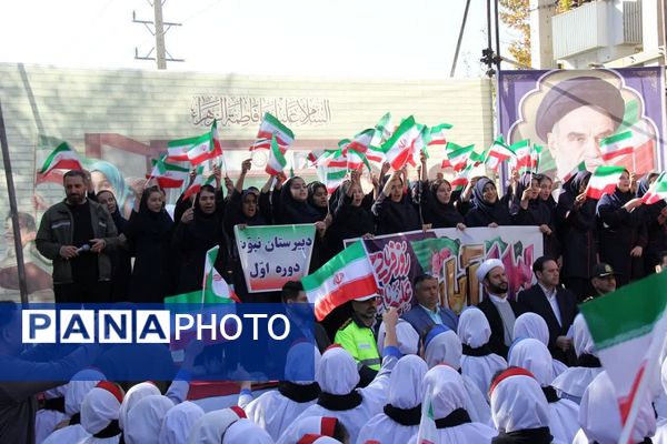 برگزاری راهپیمایی یوم الله ۱۳ آبان با حضور دانش‌آموزان و مسئولین در صفادشت 