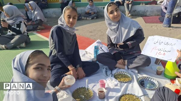 اردوی حیاطی با هدف ترویج فرهنگ تغذیه سالم در دبستان نیایش