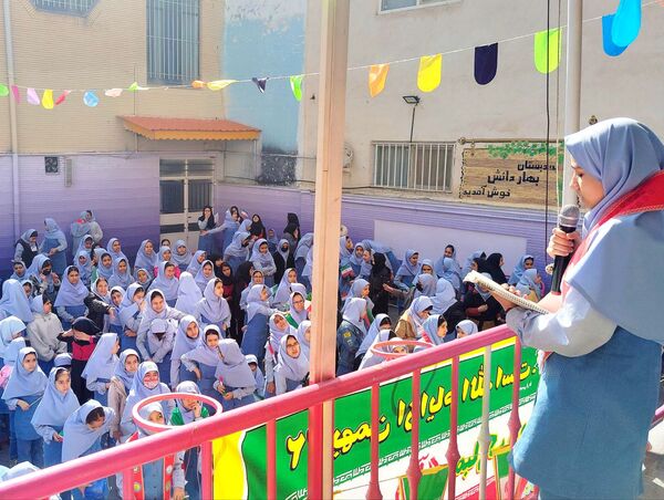حال و هوای جشن ۲۲ بهمن در دبستان بهاردانش