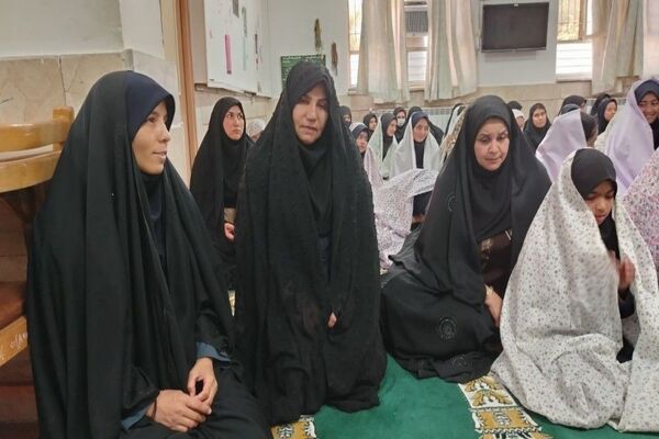 اقامه نماز جماعت در دبیرستان شهید مجید دهنوی نیشابور
