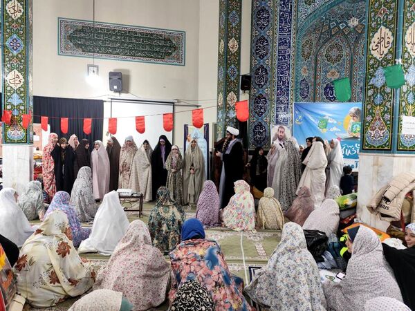 مراسم اعتکاف دانش‌آموزی در مسجد ۷۲ تن