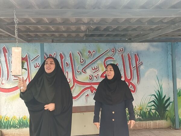 حضور مامور نیروی انتظامی در مدرسه و گفتگوی صمیمی با دانش آموزان و آگاهی بخشی درمورد مسائل امنیتی 