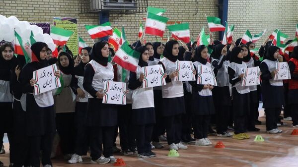 روشن شدن مشعل جام اقتدار ایران در آیین یادبود ۳۴ دانش‌آموز شهید بوشهر