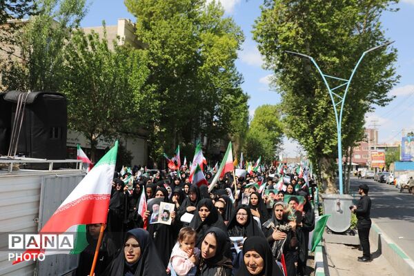 اجتماع بزرگ دسته‌های عزاداری دانش‌آموزی و فرهنگیان پیشوا در اربعین رهبر شهید