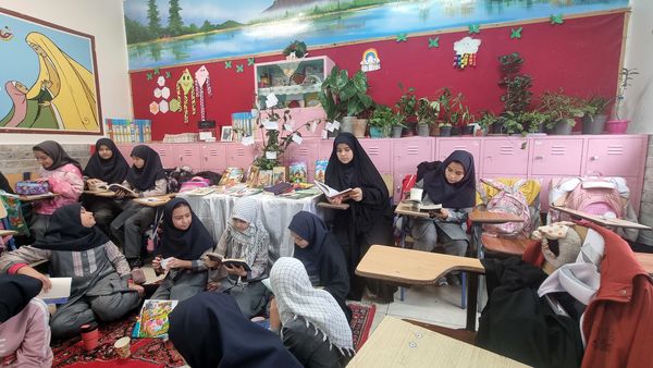 عطر مطالعه در کافه کتاب کلاس پنجم دبستان شاهد بنت‌الحسین تبریز