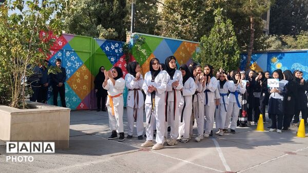 شور و نشاط ورزشی در دبیرستان مبعث خرم‌ آباد